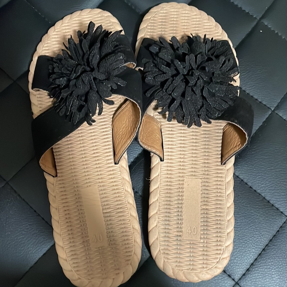 •BLACK SANDALS• - Picture 2 of 5